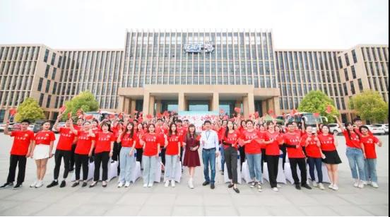 做白色的牛奶，創(chuàng)紅色的企業(yè)，花花牛乳業(yè)集團青春歌會慶祝建黨100周年