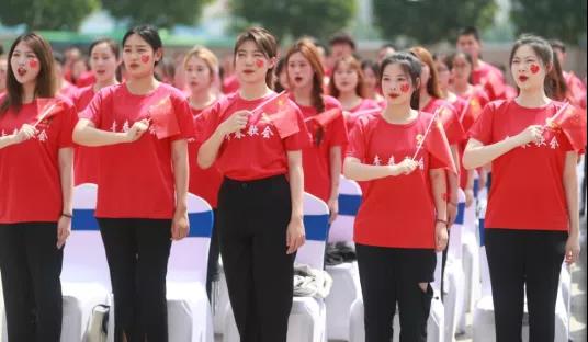 做白色的牛奶，創(chuàng)紅色的企業(yè)，花花牛乳業(yè)集團青春歌會慶祝建黨100周年