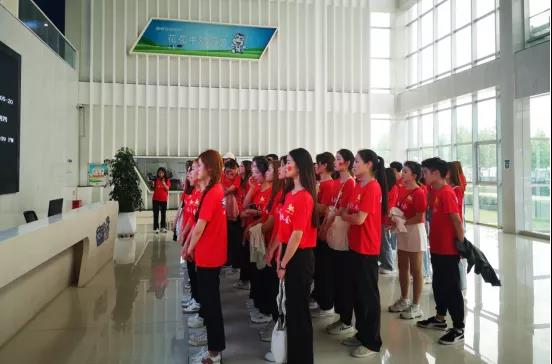 做白色的牛奶，創(chuàng)紅色的企業(yè)，花花牛乳業(yè)集團青春歌會慶祝建黨100周年