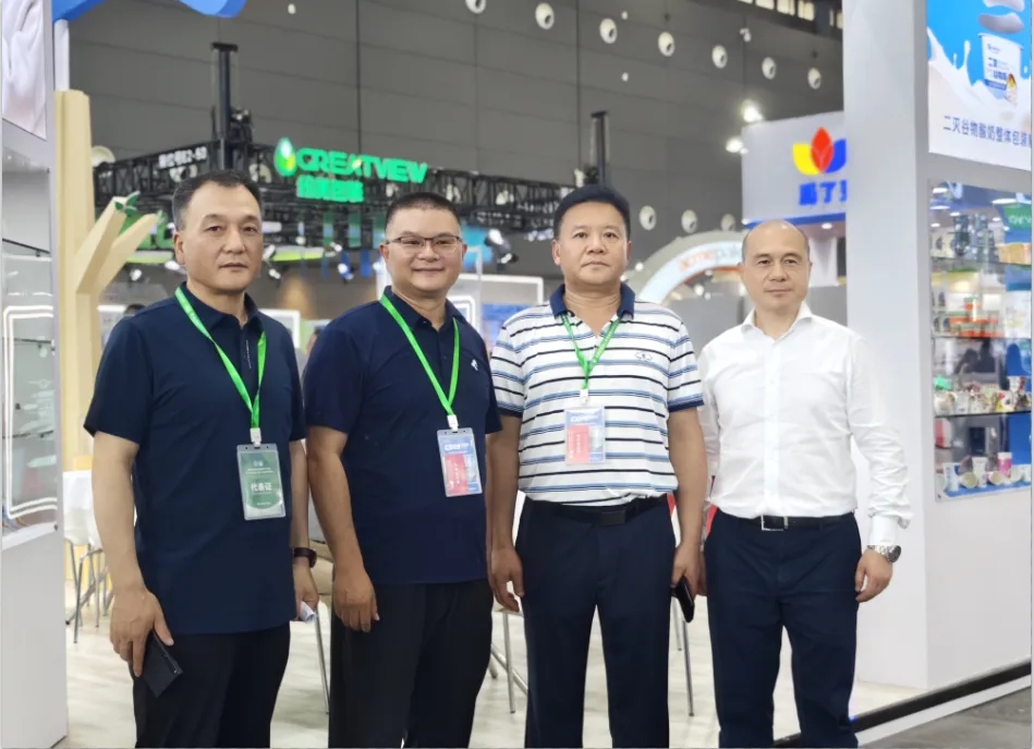 花花牛乳業(yè)集團(tuán)黨委書(shū)記、董事長(zhǎng)唐洪峰一行參加中國(guó)乳制品工業(yè)協(xié)會(huì)第三十次年會(huì)暨2024中國(guó)（國(guó)際）乳業(yè)技術(shù)博覽會(huì)