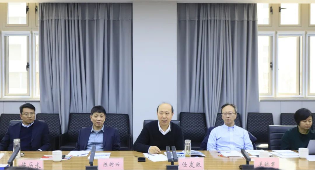 花花牛乳業(yè)集團(tuán)黨委書記、董事長唐洪峰一行赴中原食品實(shí)驗(yàn)室同中國工程院院士、中原食品實(shí)驗(yàn)室主任任發(fā)政座談交流