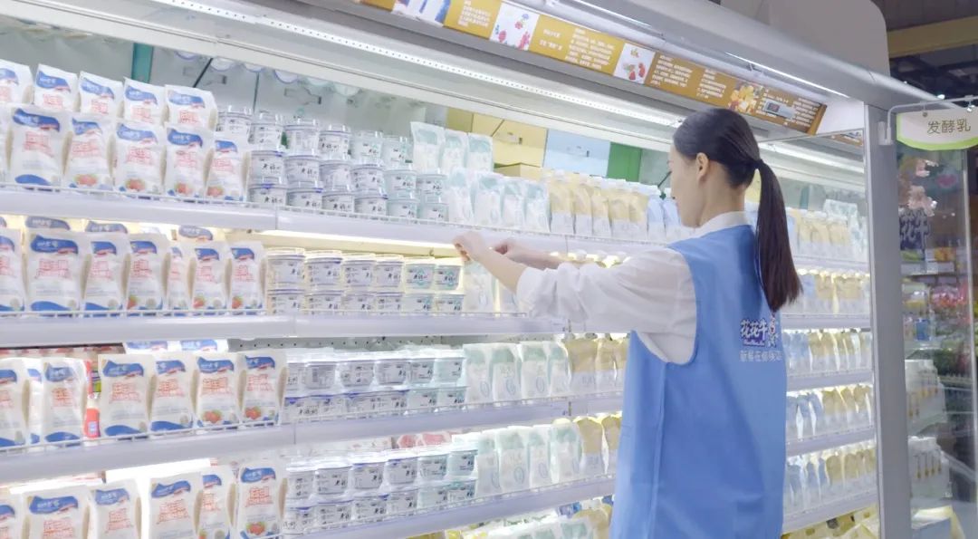 點贊！河南日報要聞02版——報道花花牛乳業(yè)集團(tuán)鄭州分公司乳制品生產(chǎn)場景，彰顯花花牛乳業(yè)集團(tuán)發(fā)展新活力