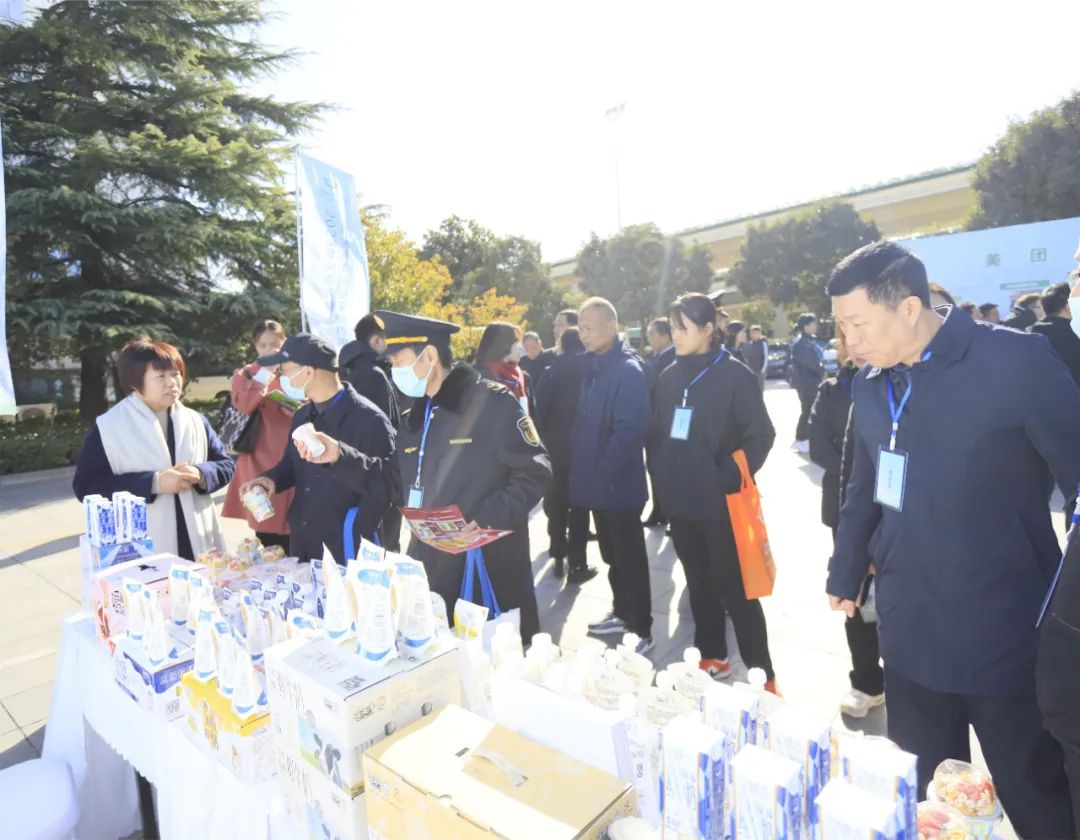 花花牛丨落實食品生產(chǎn)加工企業(yè)質(zhì)量安全主體責(zé)任，助力人民群眾生活更美好——2023年河南省暨鄭州食品安全宣傳周啟動儀式隆重舉行