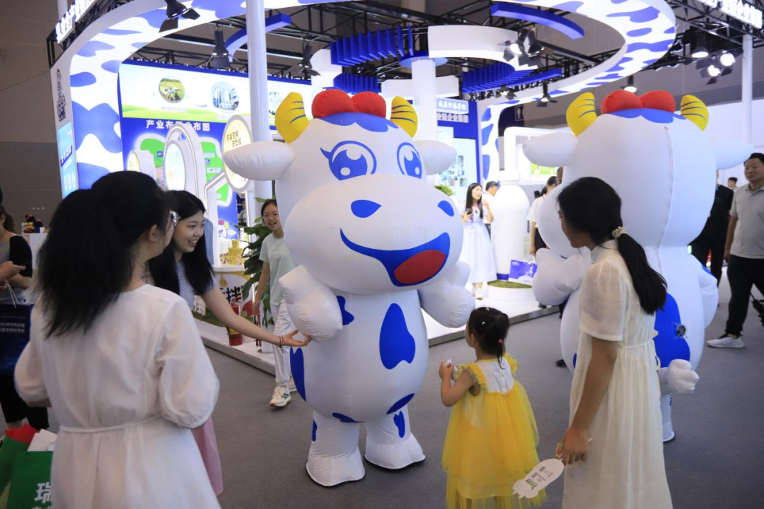 啟航新征程 點(diǎn)亮新賽道丨花花牛乳業(yè)集團(tuán)參加第十四屆中國奶業(yè)大會(huì)暨D20峰會(huì)，榮獲“中國乳制品生產(chǎn)企業(yè)現(xiàn)代化等級5A級”評定殊榮