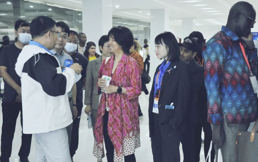 北京大學(xué)南南合作與發(fā)展學(xué)院教授、全球伙伴關(guān)系主任周詠梅一行蒞臨花花牛平輿瑞亞牧業(yè)參觀調(diào)研