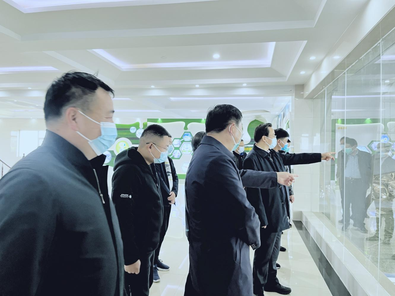 河南省人大常委會(huì)黨組書(shū)記、副主任孔昌生蒞臨花花牛魯山瑞亞牧場(chǎng)參觀調(diào)研