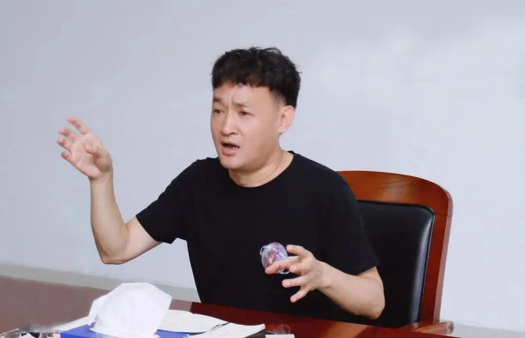 勇?lián)姑な卣齽?chuàng)新｜花花牛乳業(yè)集團召開營銷、養(yǎng)殖及飼料月度經(jīng)營工作會議