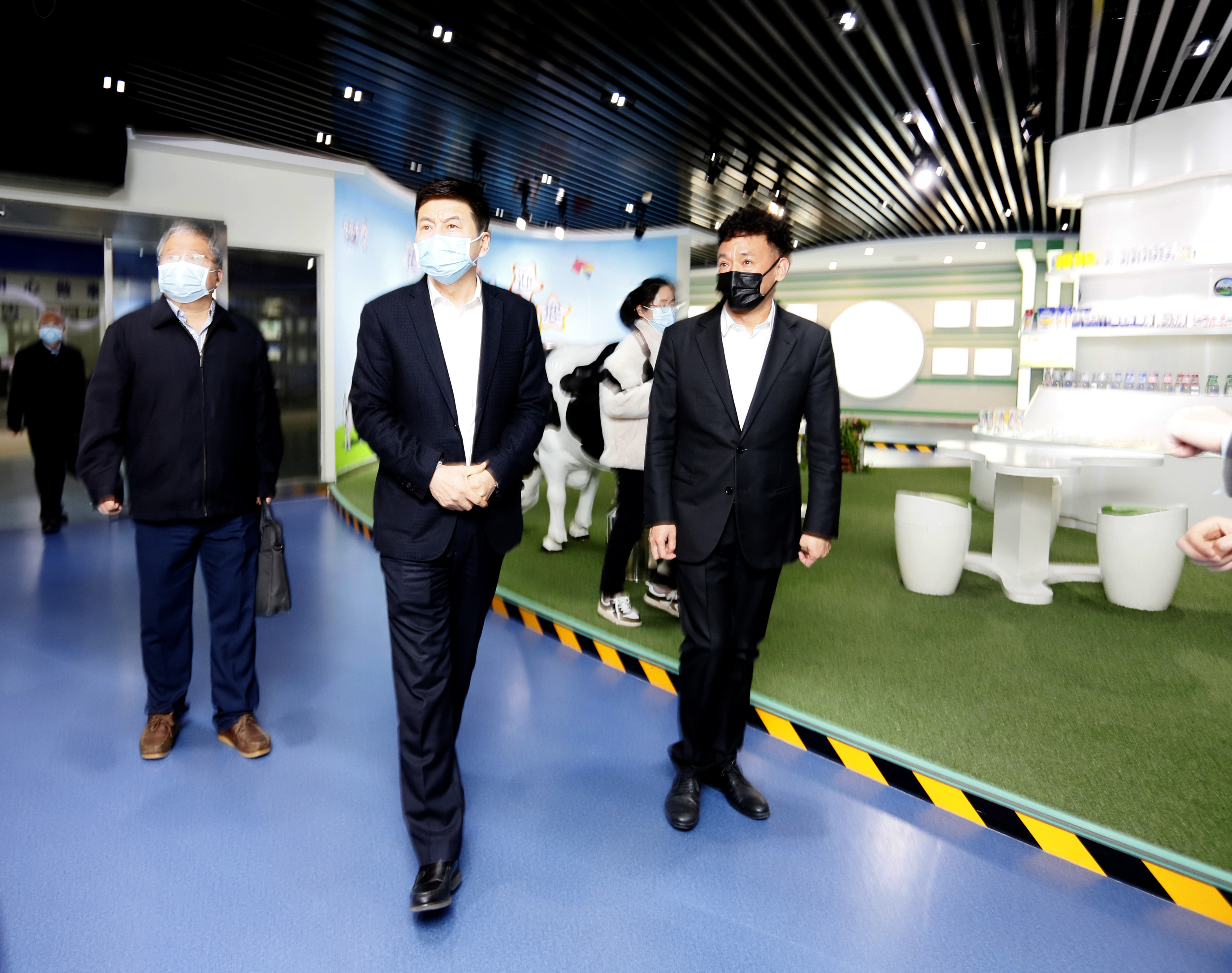 河南省委常委、副省長費東斌蒞臨 花花牛乳業(yè)集團調(diào)研