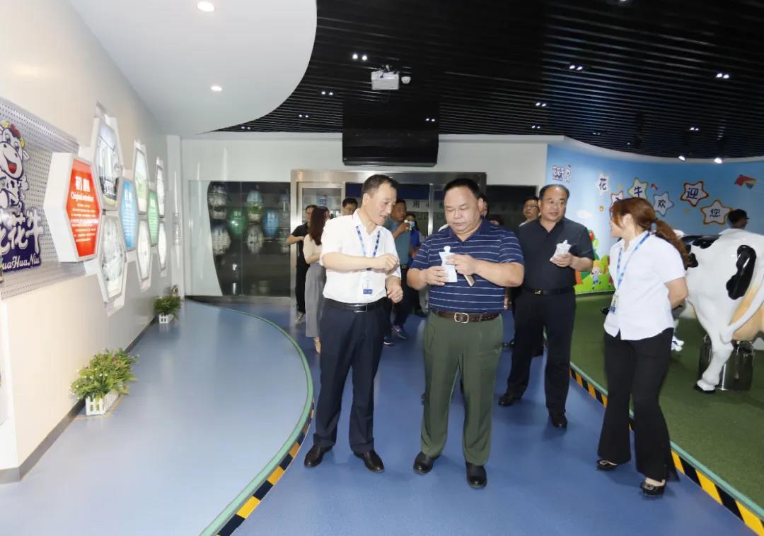 快訊 | 河南省人民政府食品安全委員會辦公室第三批食品安全示范區(qū)驗收組領(lǐng)導蒞臨花花牛乳業(yè)集團驗收食品安全示范區(qū)建設(shè)情況