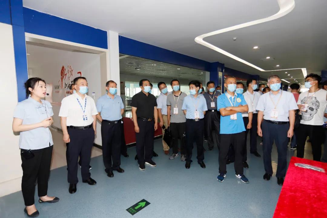 鄭州市安全生產(chǎn)雙重預(yù)防體系建設(shè)現(xiàn)場(chǎng)觀摩會(huì)在花花牛乳業(yè)集團(tuán)鄭州分公司召開