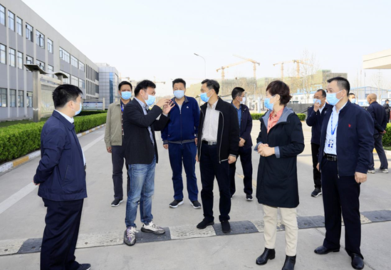 鄭州市人大副主任孫黎、市政府副市長李喜安一行 蒞臨花花牛開展“三送一強(qiáng)”活動(dòng)