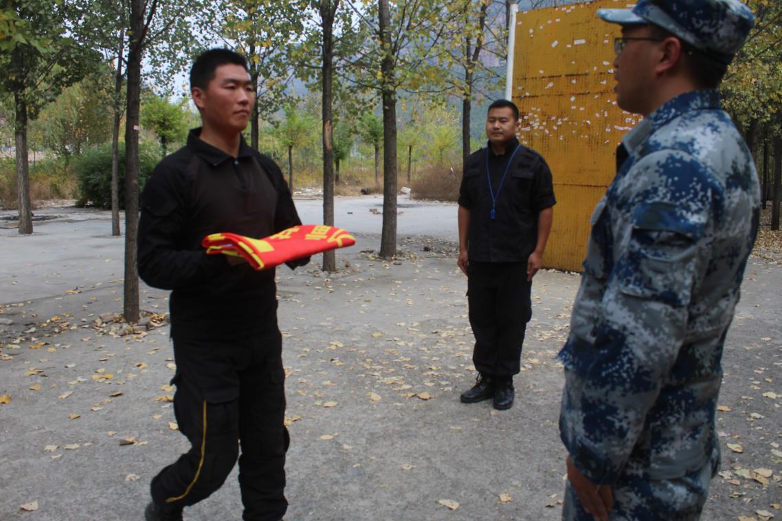 組織開展戶外拓展訓(xùn)練活動(dòng) 組織開展戶外拓展訓(xùn)練活動(dòng)