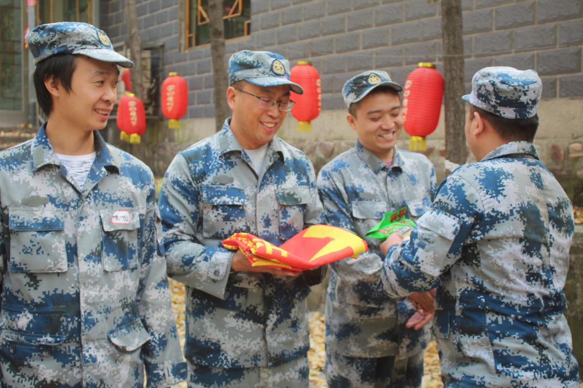 組織開展戶外拓展訓(xùn)練活動(dòng) 組織開展戶外拓展訓(xùn)練活動(dòng)