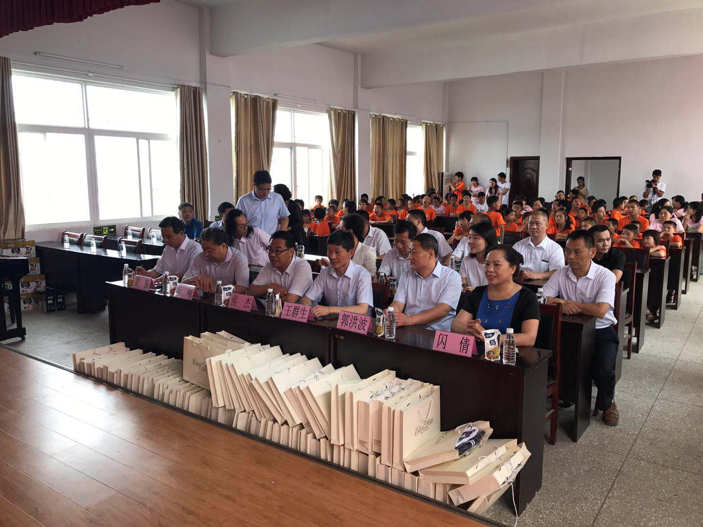 “關(guān)愛特殊兒童，讓愛灑滿人間—花花牛乳業(yè)集團(tuán)2018中國小康牛奶行動(dòng)” 公益助學(xué)泌陽捐贈(zèng)儀式