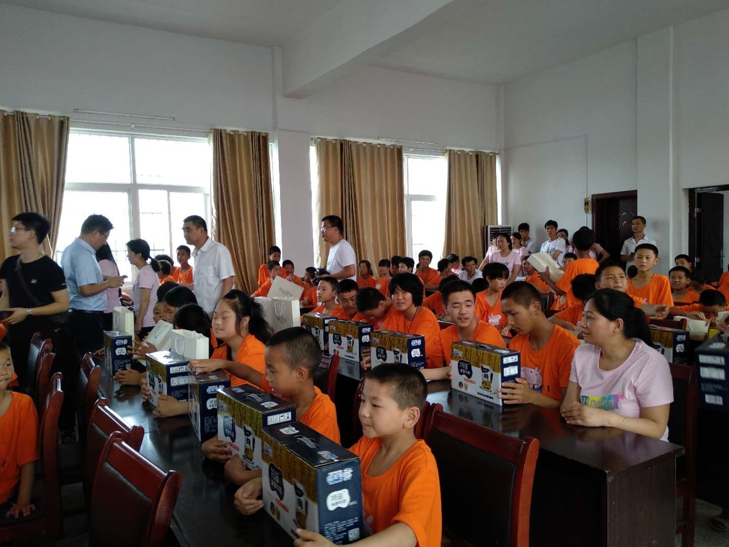 “關(guān)愛特殊兒童，讓愛灑滿人間—花花牛乳業(yè)集團(tuán)2018中國小康牛奶行動(dòng)” 公益助學(xué)泌陽捐贈(zèng)儀式