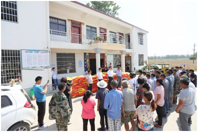 秋種化肥進(jìn)農(nóng)戶 精準(zhǔn)扶貧及時雨 | 花花牛集團(tuán)精準(zhǔn)扶貧在行動 秋種化肥進(jìn)農(nóng)戶 精準(zhǔn)扶貧及時雨 | 花花牛集團(tuán)精準(zhǔn)扶貧在行動