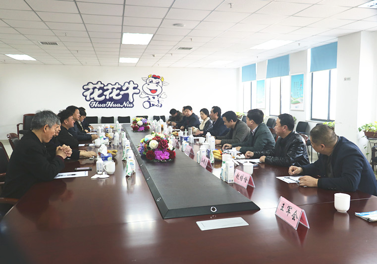 封丘縣縣長(zhǎng)王獻(xiàn)臣一行蒞臨 花花牛集團(tuán)養(yǎng)殖、乳品事業(yè)部參觀調(diào)研