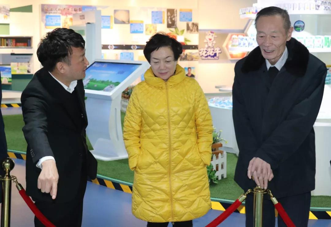 中國奶業(yè)協(xié)會高鴻賓會長蒞臨花花牛指導(dǎo)工作 中國奶業(yè)協(xié)會高鴻賓會長蒞臨花花牛指導(dǎo)工作