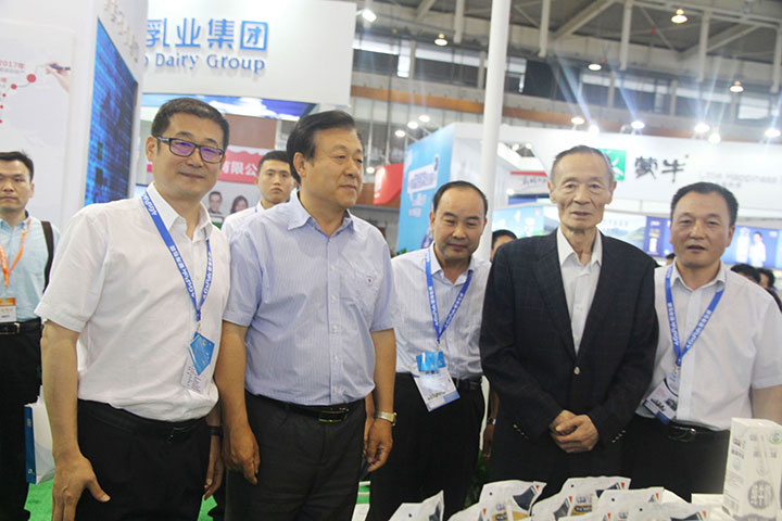 花花牛亮相第八屆中國(guó)奶業(yè)大會(huì)，又獲農(nóng)業(yè)部長(zhǎng)一聲贊！