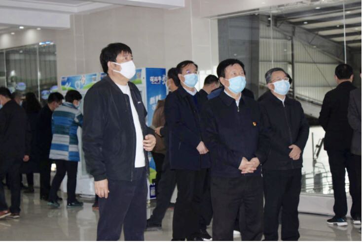 平頂山市委書(shū)記周斌一行蒞臨花花牛乳業(yè)集團(tuán) 魯山瑞亞牧業(yè)有限公司調(diào)研疫情防控和復(fù)工復(fù)產(chǎn)情況