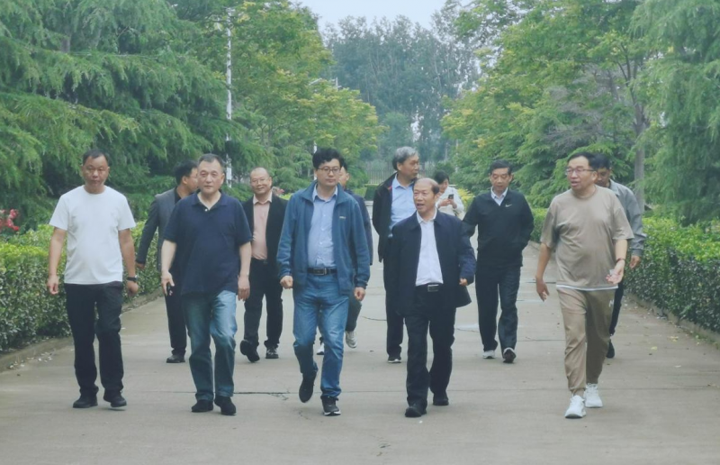 花花牛丨河南農(nóng)業(yè)大學(xué)黨委副書記、校長(zhǎng)介曉磊一行蒞臨花花牛河南瑞亞參觀調(diào)研