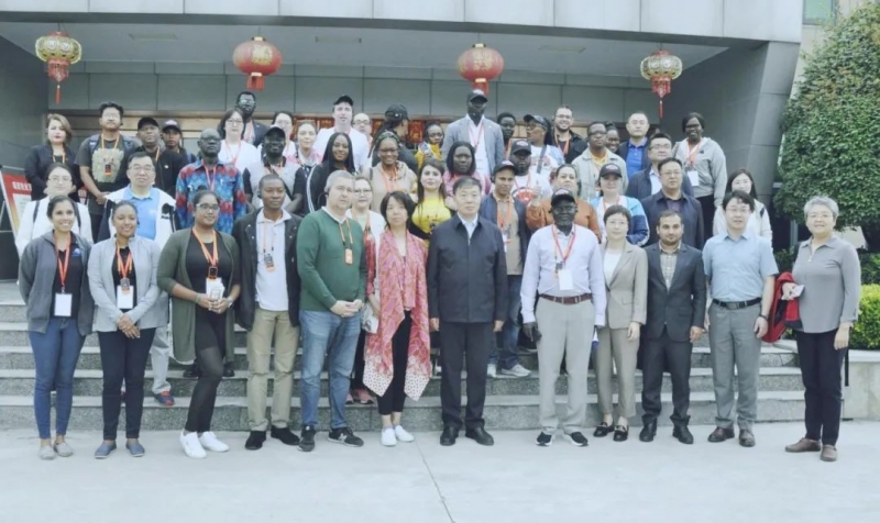 北京大學(xué)南南合作與發(fā)展學(xué)院教授、全球伙伴關(guān)系主任周詠梅一行蒞臨花花牛平輿瑞亞牧業(yè)參觀調(diào)研