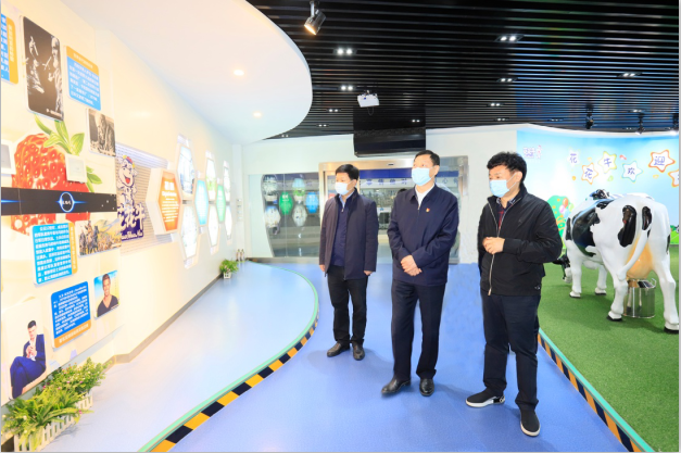 河南省委農(nóng)辦主任、農(nóng)業(yè)農(nóng)村廳廳長(zhǎng)申延平一行調(diào)研河南花花牛乳業(yè)集團(tuán)