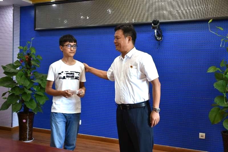 花花牛濟困解難，助力學子圓夢香江