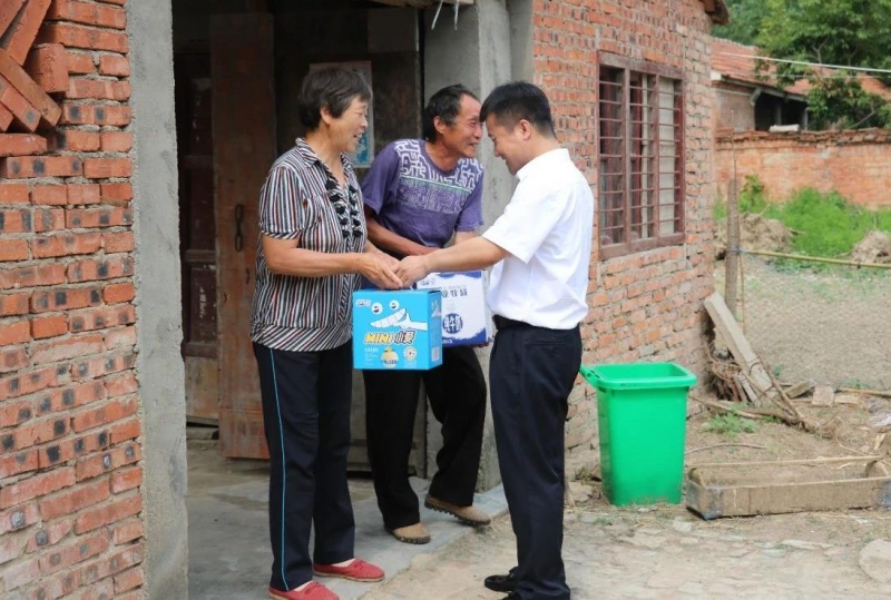 花花牛乳業(yè)集團(tuán)走訪慰問(wèn)貧困戶(hù) 結(jié)對(duì)幫扶暖人心