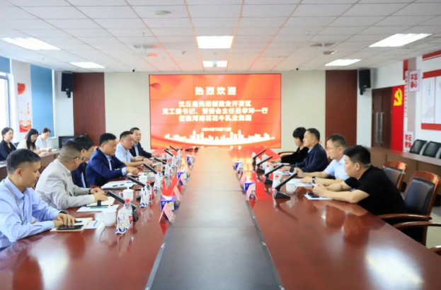 沈丘縣先進(jìn)制造業(yè)開發(fā)區(qū)黨工委書記呂孝坤、金絲猴食品有限公司董事長李旸等一行到訪河南花花牛乳業(yè)集團(tuán)