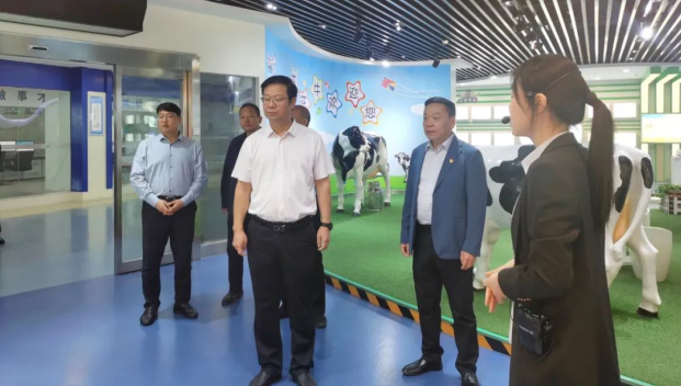 鄭州市人民檢察院黨組書記、代檢察長張道偉一行蒞臨河南花花牛乳業(yè)集團(tuán)參觀調(diào)研